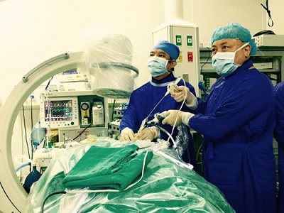 Các bác sĩ thực hiện ca phẫu thuật nội soi TVĐĐ cột sống cổ cho bệnh nhân.
